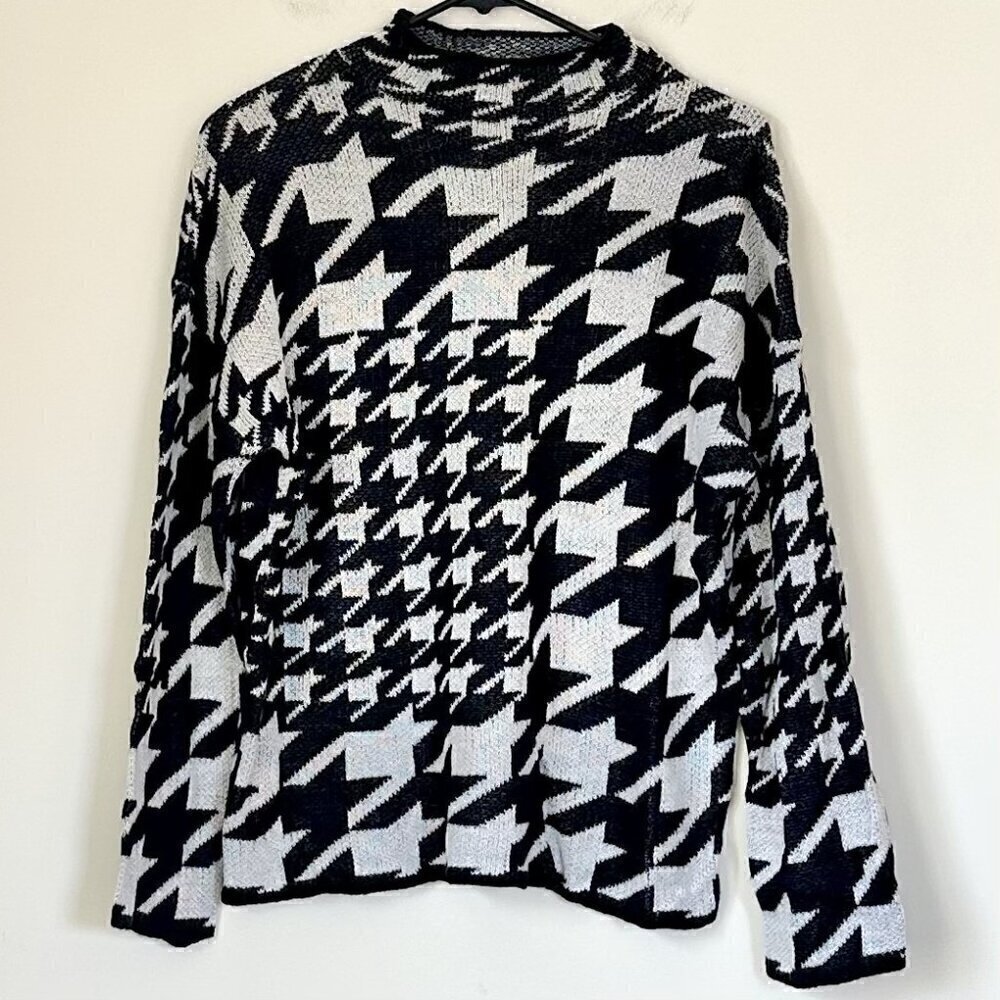 Lightweight Black and White Houndstooth Sweater - Size: Medium